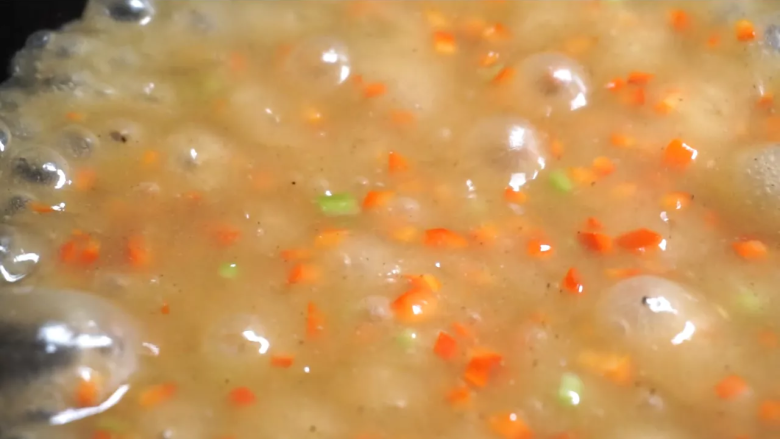 豆腐饺子,锅中倒入50克水、两克蚝油、两克盐、2两克味精、两克胡椒粉、50克水淀粉,再加少