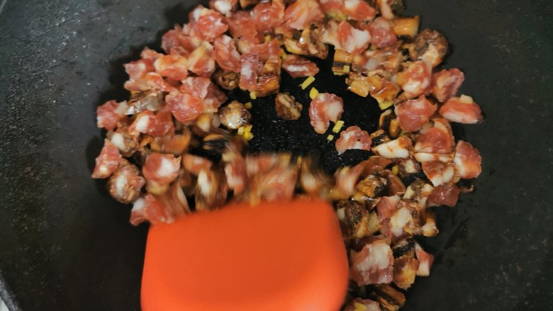 腊味糯米饭,热锅放点食油,慢火炒香腊肉腊肠粒,微微出油,闻到香味,再放姜米香菇一齐炒香,洒上