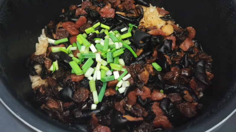 腊味糯米饭,糯米饭煮熟后,配菜直接倒进去饭锅里,混合均匀就完成了。