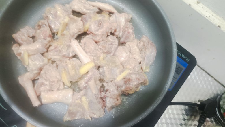 土豆炖鸡汤,放入薯粉和姜片,抓拌均匀,腌制五分钟,在放入热锅中用特别小的火煎制其中