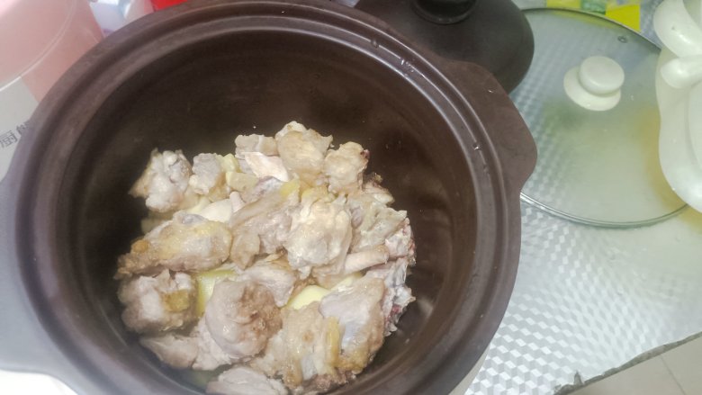 土豆炖鸡汤,煎好后把鸡肉放入砂锅里面,然后放一点点盐,不够盐后期可以进行调整