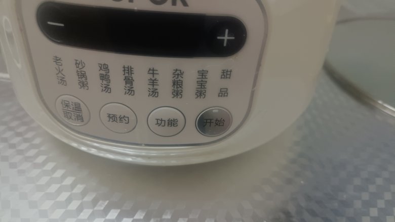 土豆炖鸡汤,放入姜水或者适量的纯净水煲汤,砂锅按鸡鸭汤进行煲汤☺️☺️,中午起床就可以喝啦
