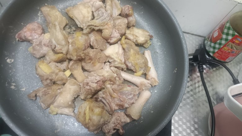 土豆炖鸡汤,本人减脂期间就不放油锅中煎,本人觉得会比较腻😞