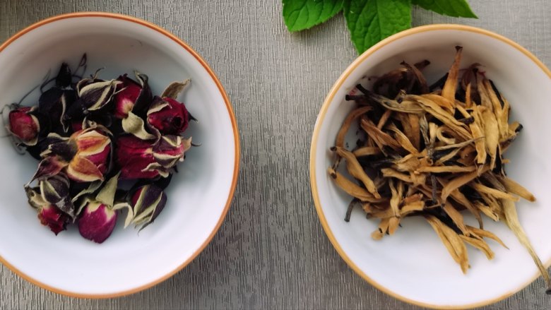 柠檬薄荷花茶,将玫瑰花与<a style='color:red;display:inline-block;' href='/shicai/ 20863'>白茶</a>过水冲洗一下,去除杂质