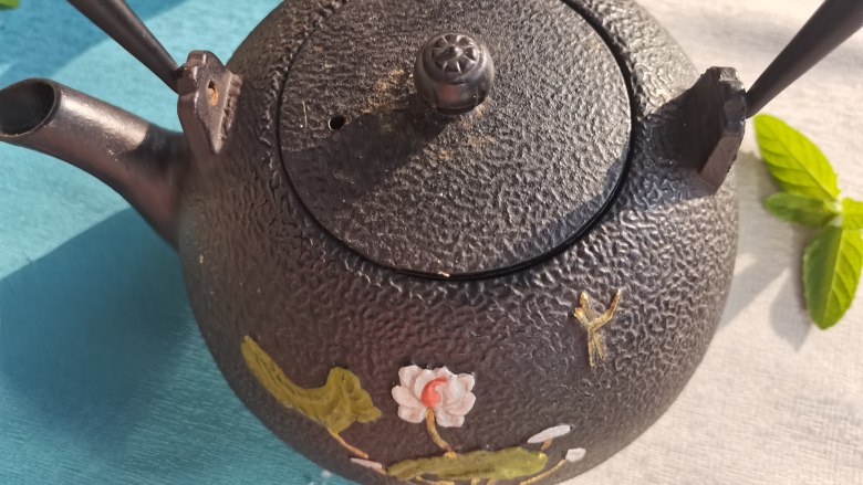 柠檬薄荷花茶,将玫瑰花、白茶、薄荷叶放入茶壶,倒入清水煮茶