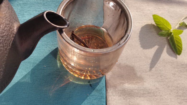 柠檬薄荷花茶,煮好的的花茶过滤,倒入杯中