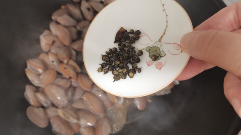 香辣豆豉蛤蜊,加入花椒八角,翻炒