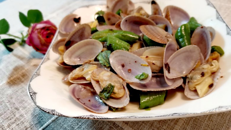 香辣豆豉蛤蜊,装入盘中,享受美味