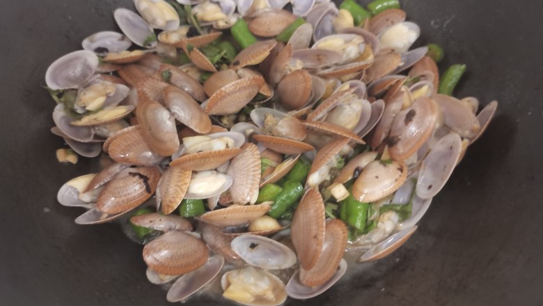 香辣豆豉蛤蜊,蛤蜊全部开口,大火收汁