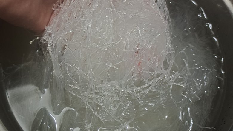 花甲粉丝煲(火锅),泡软就可以了