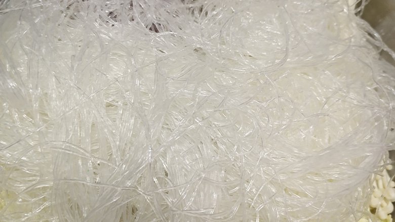 花甲粉丝煲(火锅),铺上泡好的粉丝