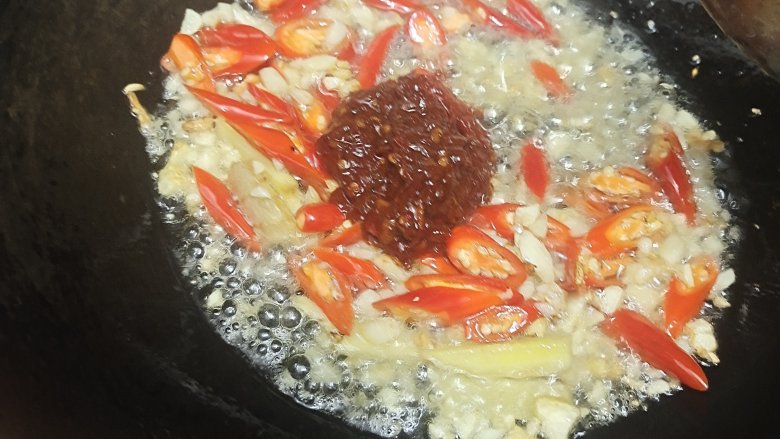 花甲粉丝煲(火锅),倒入小米辣跟<a style='color:red;display:inline-block;' href='/shicai/ 705'>豆瓣酱</a>炒出红油