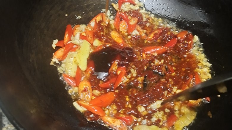 花甲粉丝煲(火锅),放适量的耗油