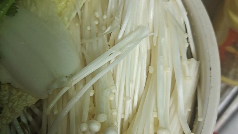 花甲粉丝煲(火锅),刚刚没加完的配菜也可以边吃边煮