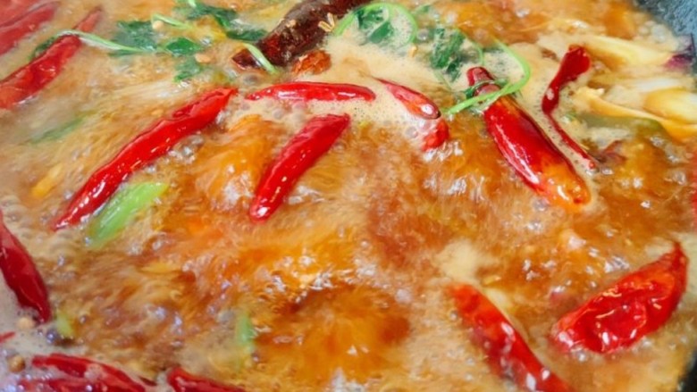 酱卤鸭,倒入清水,烧出香气