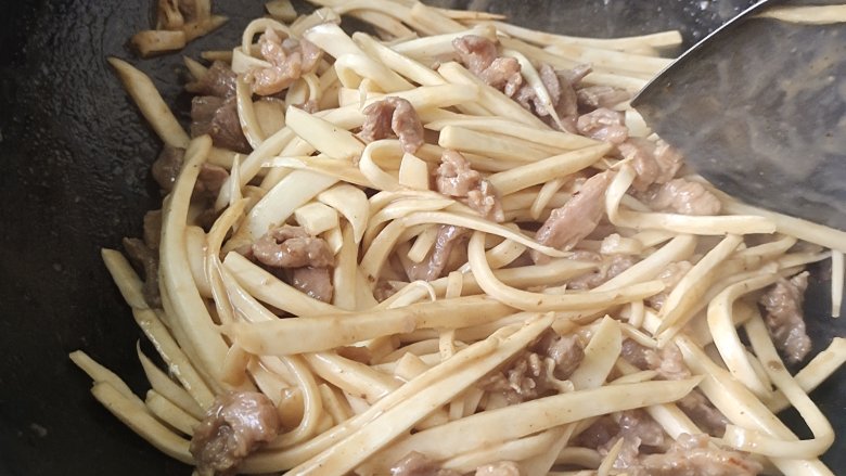 茭白炒肉,翻炒,淀粉粘锅的话可以少量加点水翻炒