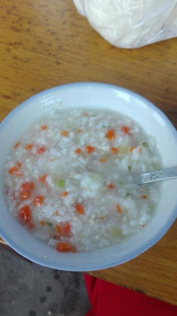 瘦肉粥,米放入适量的水中，水开后煮十分钟加入胡萝卜莴笋瘦肉搅拌，煮十五分钟加入葱，随后加入适量的盐味精，搅拌均匀，方可食用