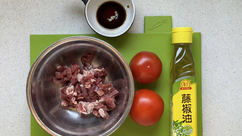 番茄炒牛肉,这次用<a style='color:red;display:inline-block;' href='/shicai/ 10367'>藤椒油</a>炒,很小清新的辣味。