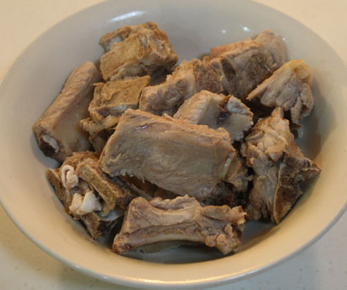 番茄排骨汤,<a style='color:red;display:inline-block;' href='/shicai/ 434'>排骨</a>用清水清洗干净，放入锅中，加入<a style='color:red;display:inline-block;' href='/shicai/ 718'>料酒</a>汆烫5分钟，捞起备用