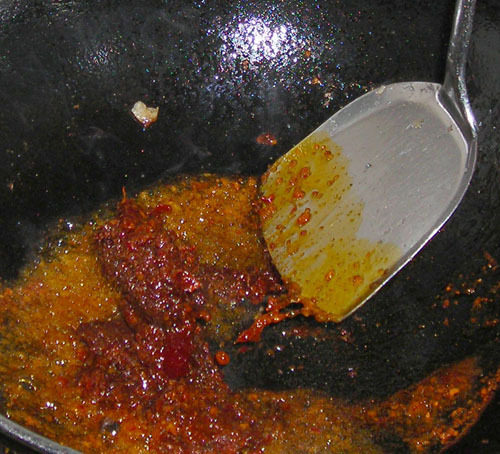 麻辣水煮鲫鱼,锅中油5成热后加花椒、<a style='color:red;display:inline-block;' href='/shicai/ 86474'>干辣椒</a>、姜片、蒜瓣炒香，再加<a style='color:red;display:inline-block;' href='/shicai/ 164'>豆瓣</a>酱翻炒出香味，倒入高<a style='color:red;display:inline-block;' href='/shicai/ 4357'>汤</a>（或水）烧沸