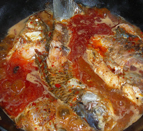 麻辣水煮鲫鱼,下鱼,用大火熬煮。加入胡椒面、<a style='color:red;display:inline-block;' href='/shicai/ 717'>味精</a>、盐调味,煮到进味即可,捞起备用
