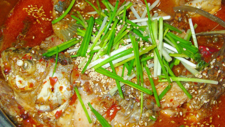 麻辣水煮鲫鱼,锅洗净，放入<a style='color:red;display:inline-block;' href='/shicai/ 846'>色拉油</a>烧至七成热后加花椒、辣椒炒香后倒在鱼身上。撒上<a style='color:red;display:inline-block;' href='/shicai/ 666'>芝麻</a>、香菜或香葱即可