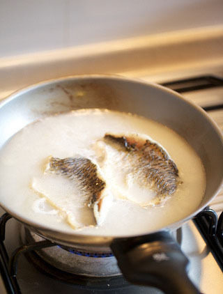 鲫鱼豆腐汤,将鱼骨汤盛出过滤,煮开后放入煎好的鱼肉炖煮至鱼肉软嫩,大约10min