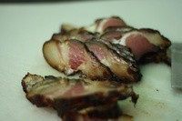 腊肉炒童笋,笋用开水焯过后，斜切成片备用 
腊肉蒸熟切片。