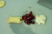 腊肉炒童笋,<a style='color:red;display:inline-block;' href='/shicai/ 37'>姜</a>，蒜切片，<a style='color:red;display:inline-block;' href='/shicai/ 86474'>干辣椒</a>切段