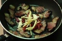腊肉炒童笋,煎香腊肉，出出油，加入姜，蒜，辣椒爆香