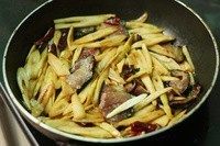 腊肉炒童笋,加入笋片炒匀，加<a style='color:red;display:inline-block;' href='/shicai/ 718'>料酒</a>，<a style='color:red;display:inline-block;' href='/shicai/ 692'>酱油</a>，<a style='color:red;display:inline-block;' href='/shicai/ 10588'>糖</a>，<a style='color:red;display:inline-block;' href='/shicai/ 724'>胡椒</a>，<a style='color:red;display:inline-block;' href='/shicai/ 10588'>糖</a>调味收汁即可。