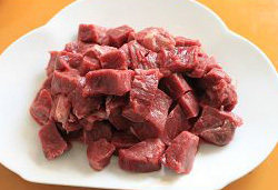 红烧牛肉面,<a style='color:red;display:inline-block;' href='/shicai/ 216'>牛肉</a>切粒,冷水入锅焯水捞出