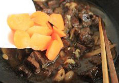 红烧牛肉面,转小火慢炖,大约1.5个小时左右,顿止水少掉一半的时候加入<a style='color:red;display:inline-block;' href='/shicai/ 2559'>红萝卜</a>,继续小火炖
