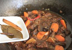 红烧牛肉面,放入红萝卜后,挑出香叶,肉桂,甘草,调入少许盐,保持小火炖