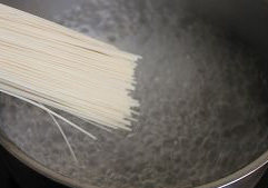 红烧牛肉面,烧开水,放入少许盐,放入银丝面,大火煮两分钟即成