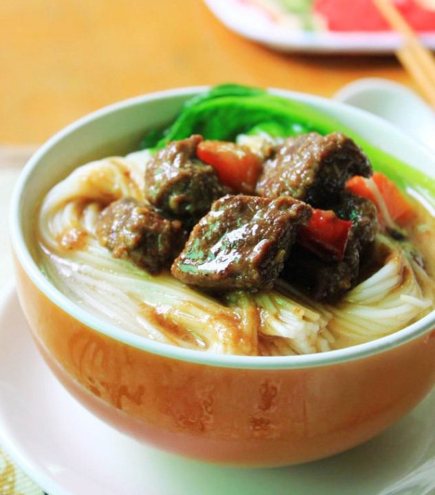 红烧牛肉面,捞出面放入碗中,煮面的汤倒入碗中,舀入一勺牛肉,一勺汤汁,焯两根<a style='color:red;display:inline-block;' href='/shicai/ 3517'>青菜</a>即成