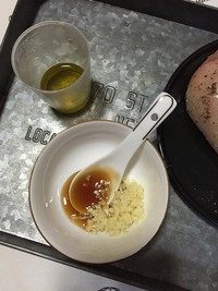 煎鸡胸肉,鸡胸肉腌制的时候就开始准备酱料了。<a style='color:red;display:inline-block;' href='/shicai/ 2794'>大蒜</a>剁碎成蒜末，加入一勺<a style='color:red;display:inline-block;' href='/shicai/ 865'>蜂蜜</a>，加入<a style='color:red;display:inline-block;' href='/shicai/ 851'><a style='color:red;display:inline-block;' href='/shicai/ 851'>橄榄油</a></a>。