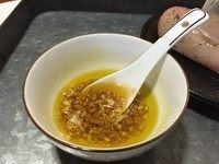 煎鸡胸肉,用勺子搅拌均匀，因为蜂蜜比较黏稠所以要多搅拌片刻。