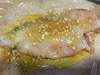 煎鸡胸肉,将鸡胸肉铺在保鲜膜上，将酱料均匀涂抹在双面。没有保鲜膜可以用保鲜袋或密封碗。