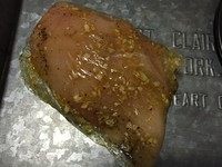 煎鸡胸肉,密封起来，冷藏一晚上。
冷藏是保鲜层，平时放鸡蛋牛奶的那一层。