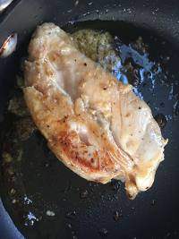 煎鸡胸肉,记得用不粘锅，不然就哭泣吧- -

锅里加入少许橄榄油，将鸡胸肉连同酱汁一起倒入锅子里。
全！程！小！火！盖！盖！子！
煎至深棕色后翻面煎。不要为了追求焦脆的颜色延长时间，煎久了就不嫩了~全程大约5—10分钟左右，请根据鸡肉实际情况操作；要！小！火！
