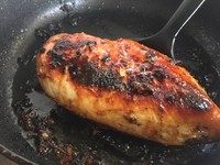 煎鸡胸肉,我喜欢焦一点香脆，所以煎的比较丧心病狂，火力有点over了。（请！不！要！轻！易！模！仿）