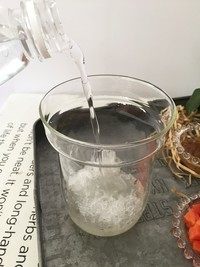 金秋玉桂燕窝木瓜盅,注入纯净水或矿泉水,稍微没过燕窝即可。