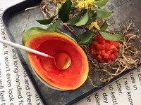 金秋玉桂燕窝木瓜盅,用勺子挖掉木瓜籽和部分果肉,将挖出来的果肉切成小丁备用。