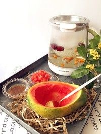 金秋玉桂燕窝木瓜盅,炖好的燕窝汤也准备就绪了。使用养生壶最大的好处就是中途可以去做别的事情,也不用担心会干锅或者溢出来。