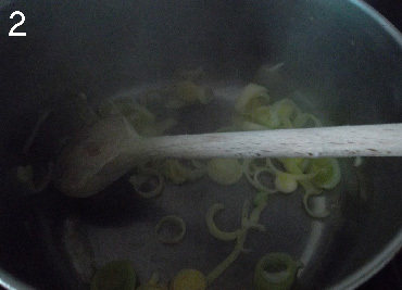 西式甜椒浓汤,锅里给适量<a style='color:red;display:inline-block;' href='/shicai/ 887'>黄油</a>，炒香洋葱、大蒜和葱白