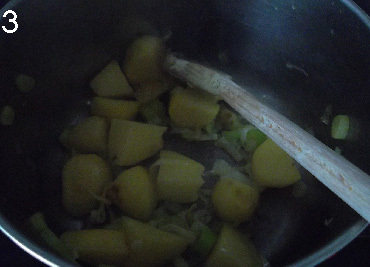 西式甜椒浓汤,下入土豆，翻炒到开始焦黄