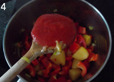 西式甜椒浓汤,下入甜椒，下入罐头番茄，翻炒均匀