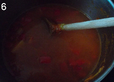 西式甜椒浓汤,倒入<a style='color:red;display:inline-block;' href='/shicai/ 6366'>蔬菜汤</a>，约0.75 L，烧开后，上盖，转中小火保持微微沸腾，煮15分钟到土豆粉