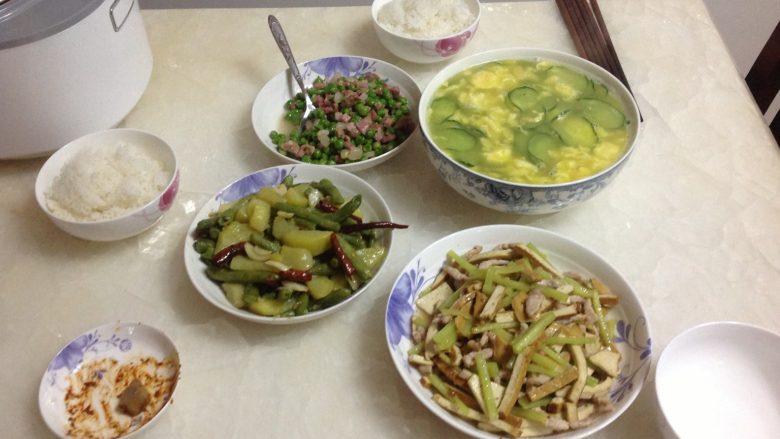 豌豆火腿、豆角洋芋、清炒三鲜、黄瓜鸡蛋汤